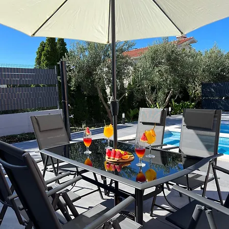 Moderne Ap, 2 Mit Pool Und Grill In Der Naehe Von Split Und Trogir