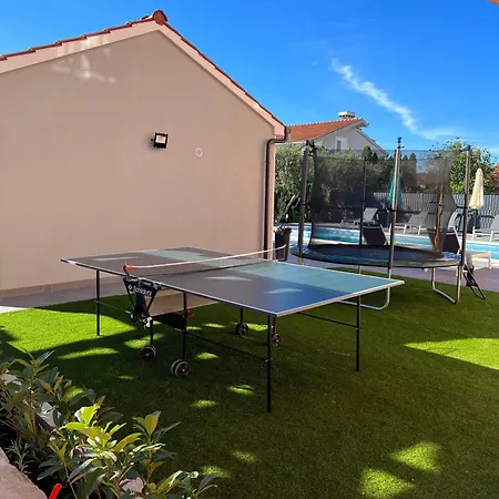 Moderne Ap, 2 Mit Pool Und Grill In Der Naehe Von Split Und Trogir