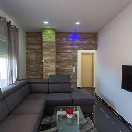 Apartment Moderne Ap, 2 Mit Pool Und Grill In Der Naehe Von Split Und Trogir Kastela