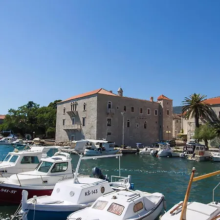 Moderne Ap, 2 Mit Pool Und Grill In Der Naehe Von Split Und Trogir