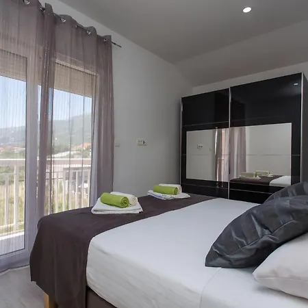 Moderne Ap, 2 Mit Pool Und Grill In Der Naehe Von Split Und Trogir Apartment Kastela