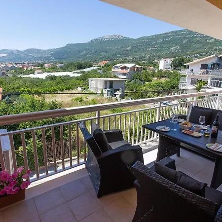 Moderne Ap, 2 Mit Pool Und Grill In Der Naehe Von Split Und Trogir *